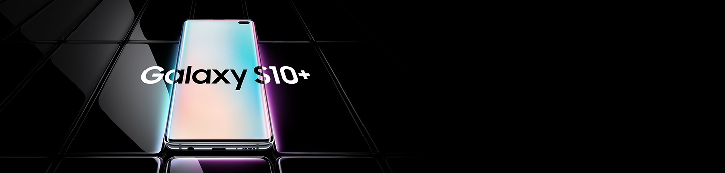 Plusieurs téléphones Galaxy S10 plus adossés à l’horizontale et vus d’un angle depuis le bas. Tous les téléphones sont noirs, sauf celui du milieu qui affiche un écran blanc prismatique dégradé avec le Galaxy S10 plus se trouvant au-dessus et les deux téléphones de chaque côté.