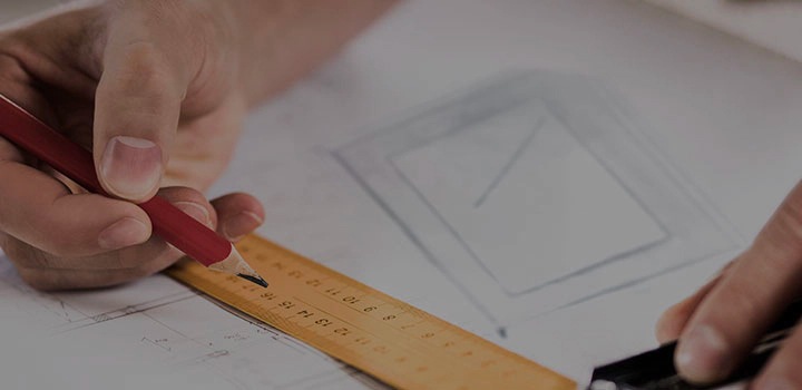 L’image illustre une main qui tient un crayon et utilise une règle pour dessiner une ligne.