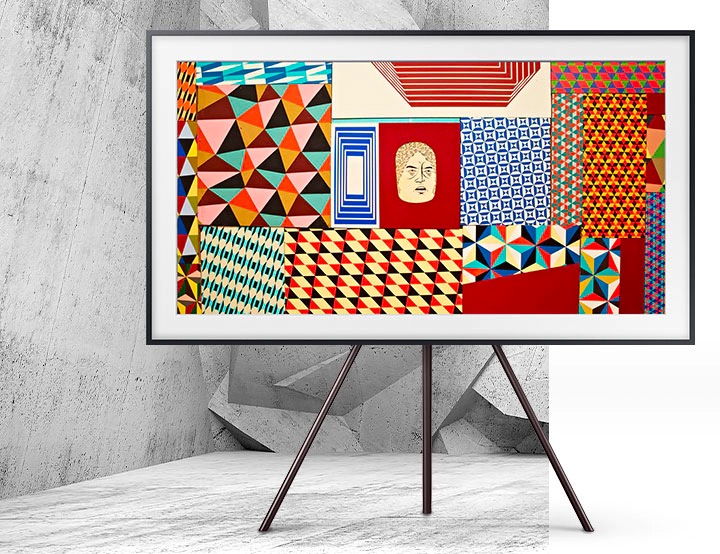 Le téléviseur The Frame est placé sur un support de studio avec une œuvre d’art colorée qui le fait ressembler à une peinture exposée dans une galerie.