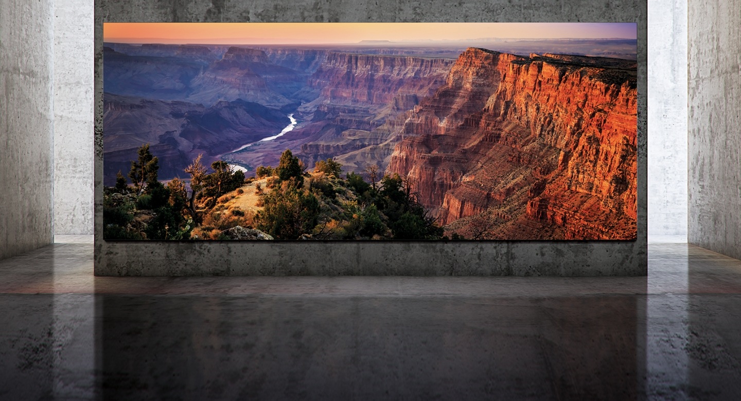 Die Samsung The Wall ist an einer Wand aus Beton angebracht. Auf dem Bildschirm ist eine Klippe bei einem Sonnenuntergang zu sehen.