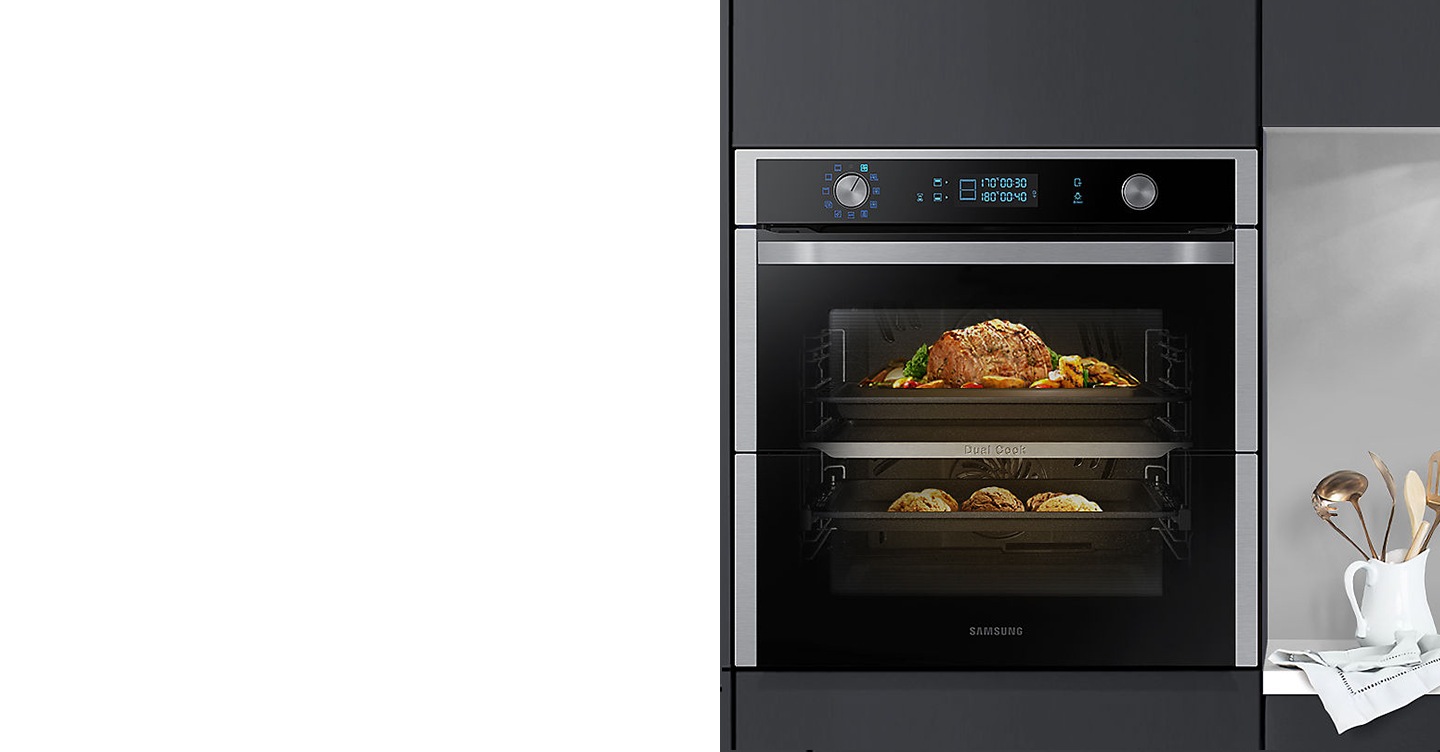 Deux plats différents sont placés dans deux zones séparées dans les fours encastrables Samsung, grâce à la fonction Dual Cook.