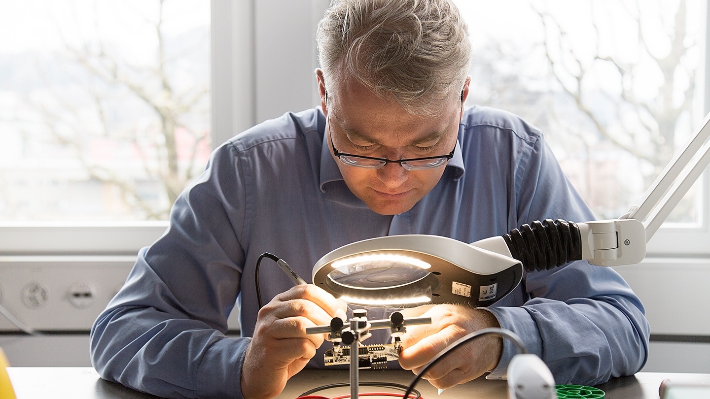 Im Bild Martin Biallas, Senior researcher: Lötarbeiten an BCI-Elektronik. Im Bild Martin Biallas, Senior researcher: Lötarbeiten an BCI-Elektronik.