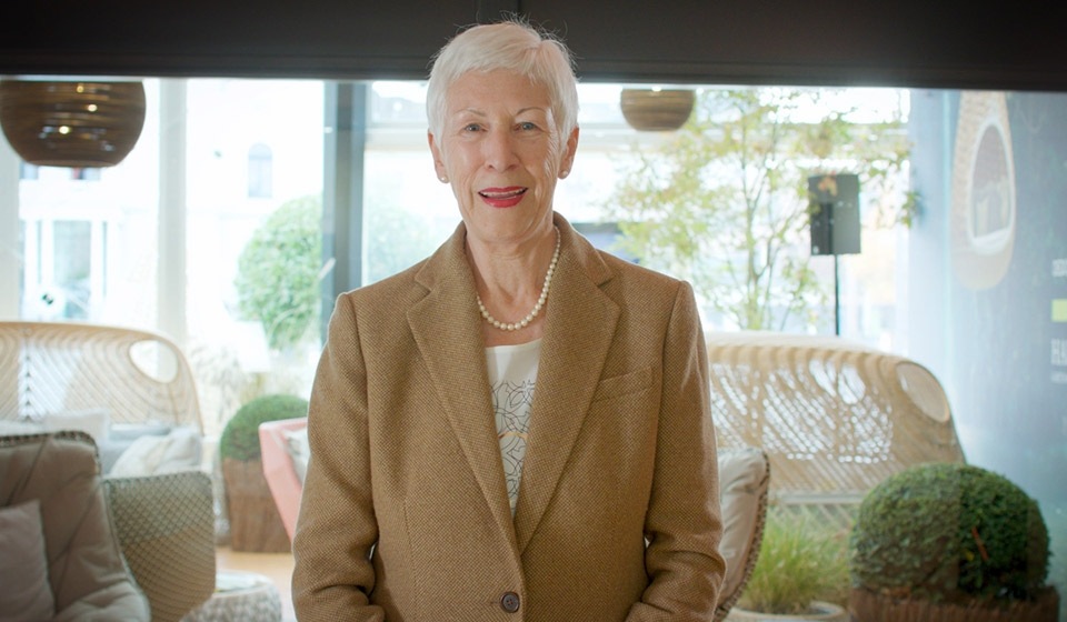 Ältere Dame amuesiert Ältere Dame amuesiert