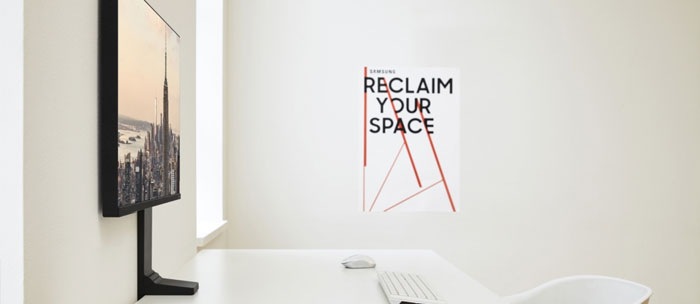 Der minimalistische Space Monitor an einem modernen Arbeitsbereich