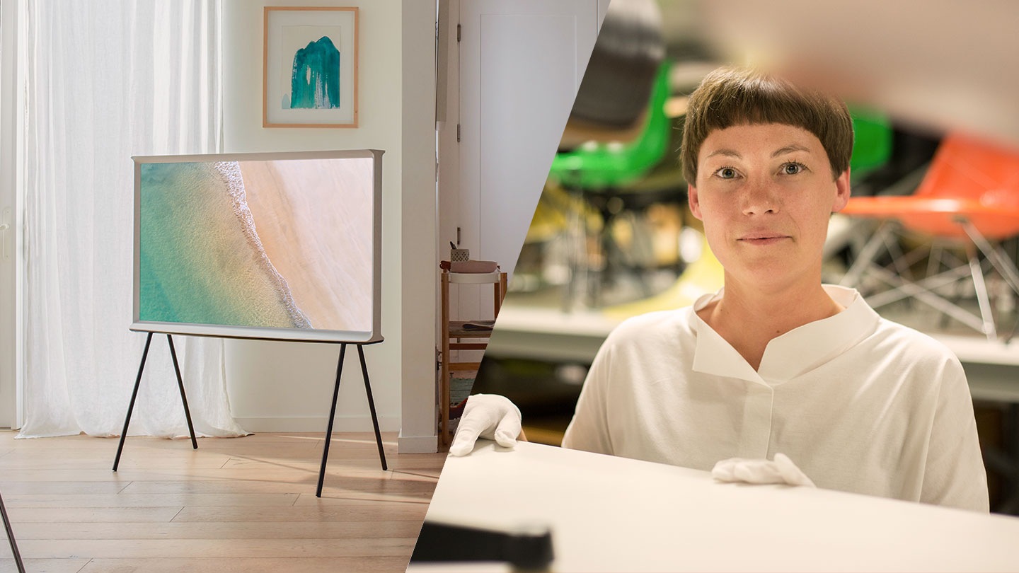 Positionné dans le salon baigné par la lumière naturelle, le téléviseur The Serif montre en Mode Ambiant une image claire. La droite de l’image montre la curatrice Jolanthe Kugler dans les archives du musée Vitra.