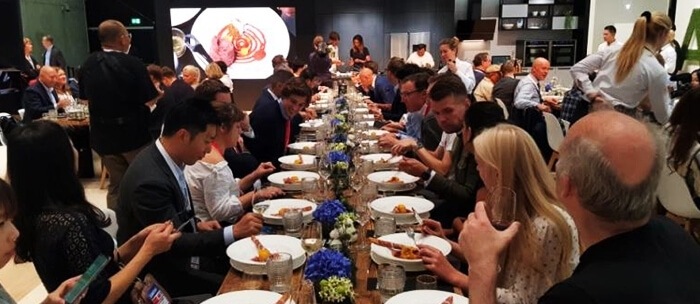 Un chef cuisinier prépare les ingrédients nécessaires pour l’émission culinaire Club des chefs.