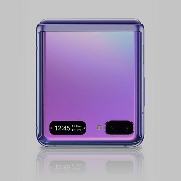 A Spiegel Purple Galaxy Z Flip-Telefon zugeklappt. Auf dem Display wird die Uhrzeit um 12:45 Uhr mit dem Datumsstempel "11 Tue" und einer Akkulaufzeit von 100 Prozent angezeigt.