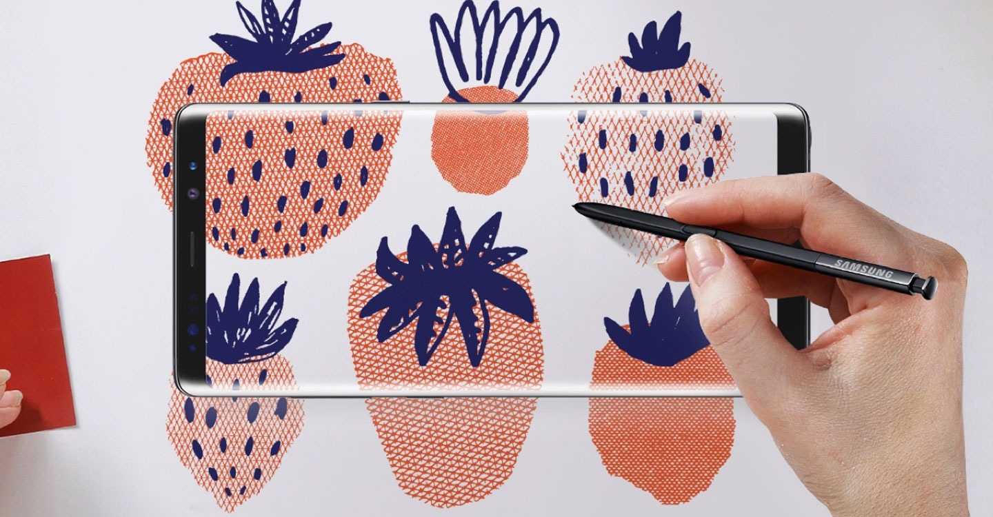 Un artiste au travail sur le Samsung Galaxy Note8.