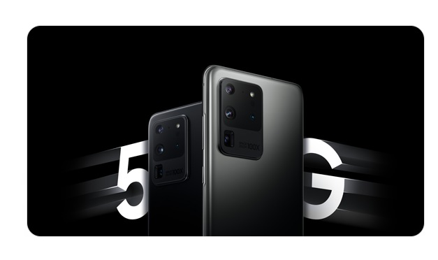 Zwei Galaxy S20 Ultra 5G Smartphones, eines in Cosmic Black, eines in Cosmic Gray, von hinten im Dreiviertelwinkel und mit Text: «5» und «G» – links und rechts von den Smartphones.