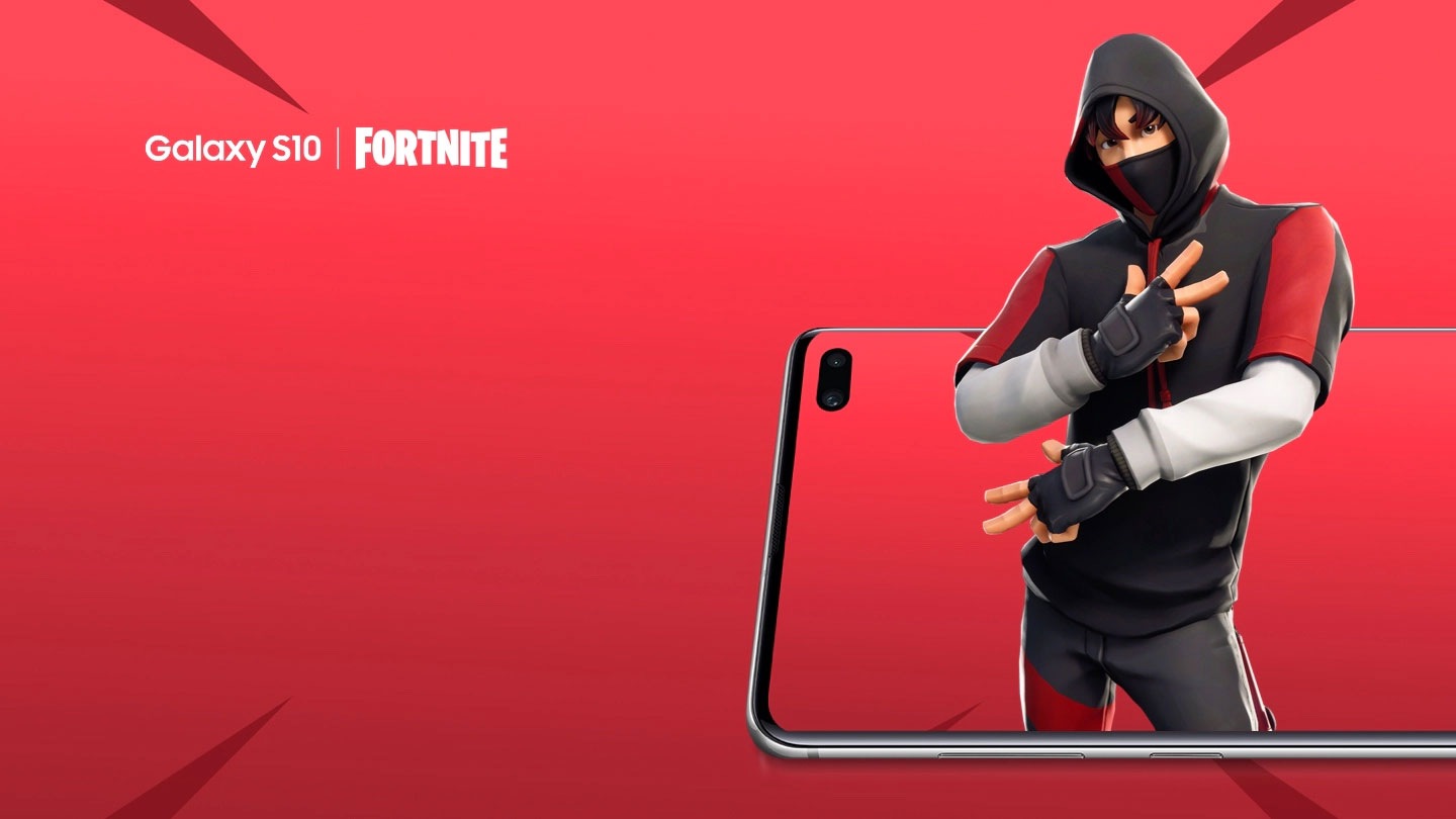 Die iKONIK Figur steht auf dem Samsung Galaxy S10 + mit überschlagenen Armen und schrägen Schultern.