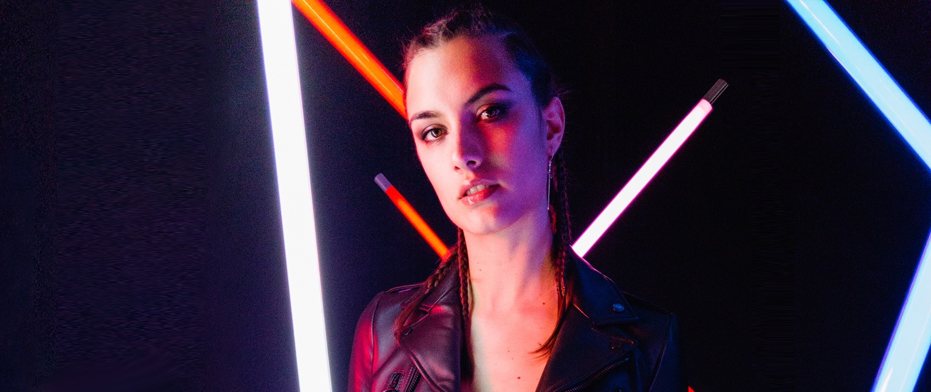 Galaxy S9 LowLight präsentiert von Ronja Furrer in einem dunkeln Raum mit Neonröhren
