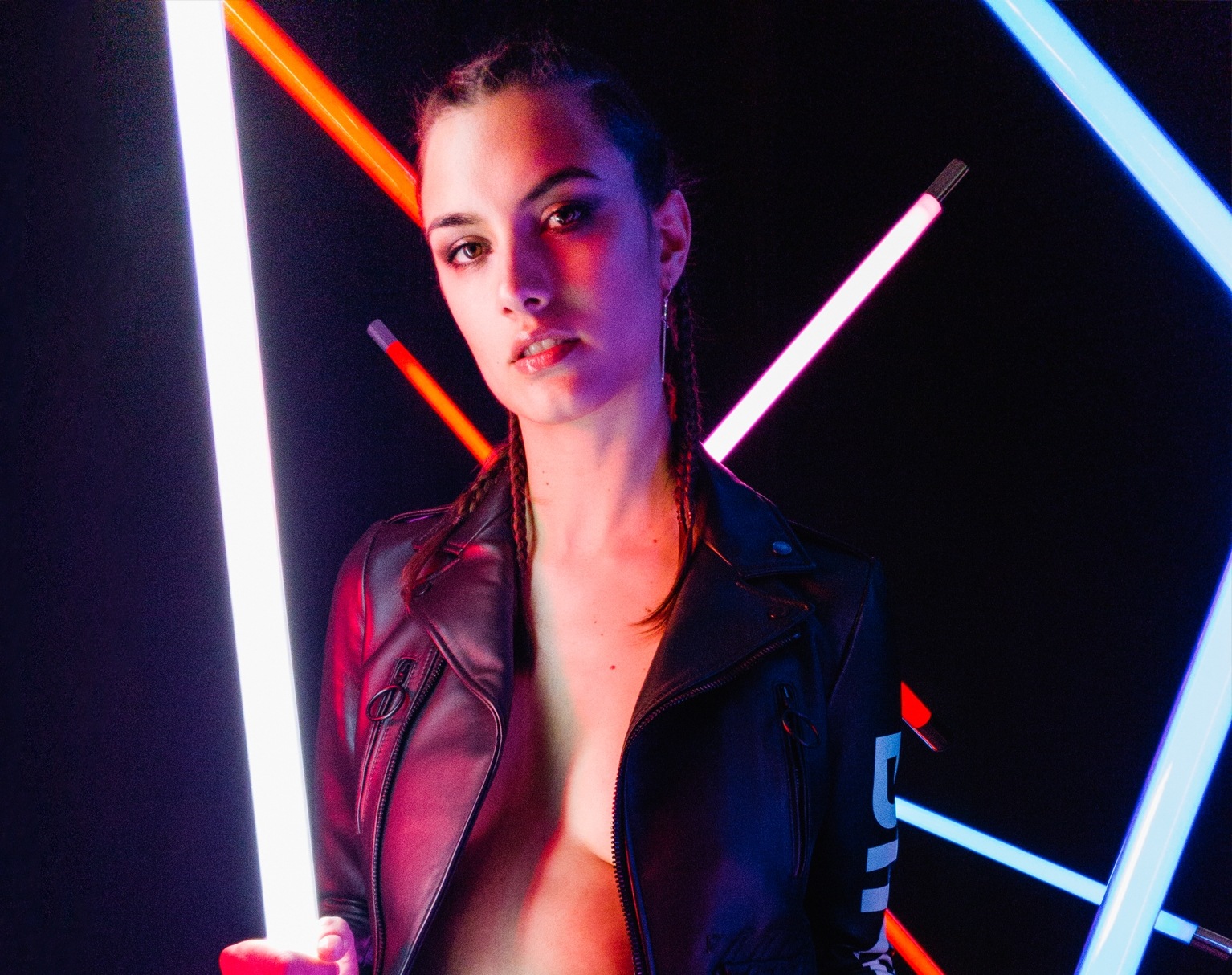 Galaxy S9 LowLight präsentiert von Ronja Furrer in einem dunkeln Raum mit Neonröhren