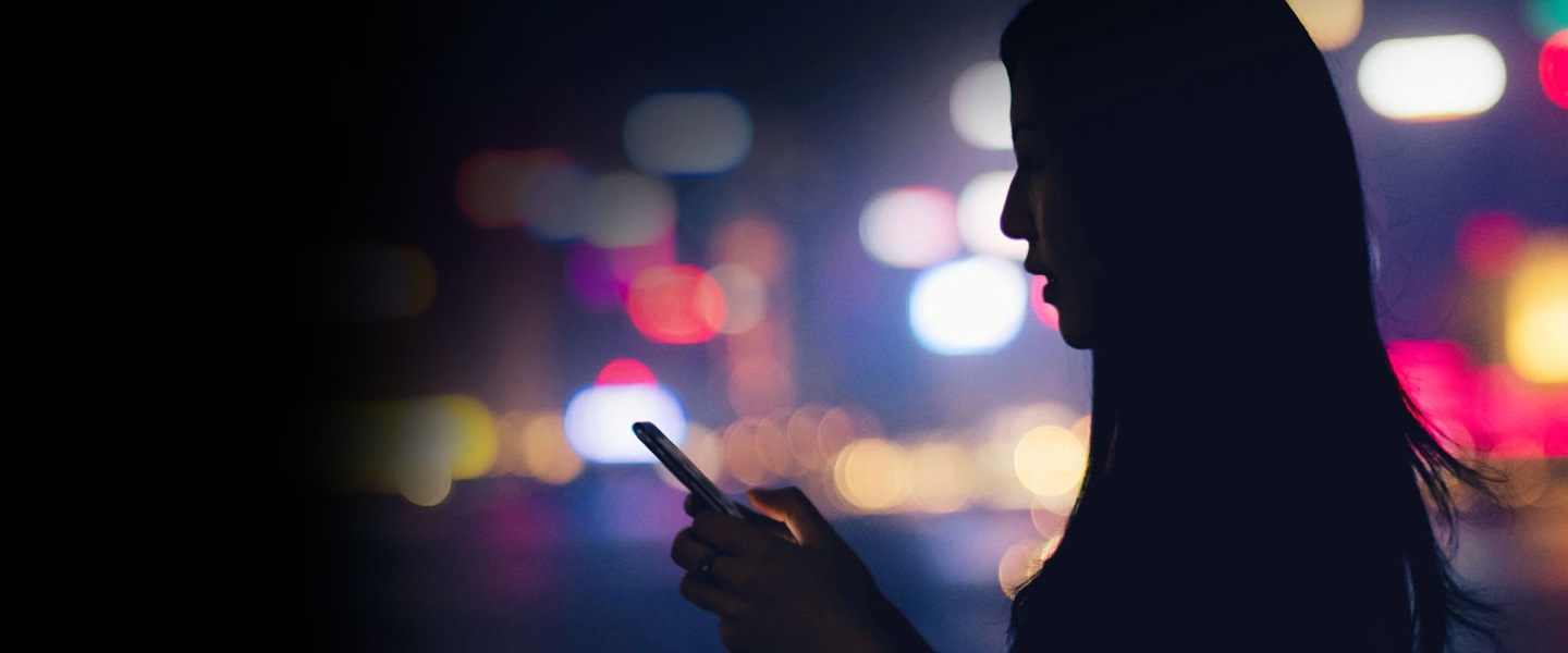 Femme avec smartphone la nuit