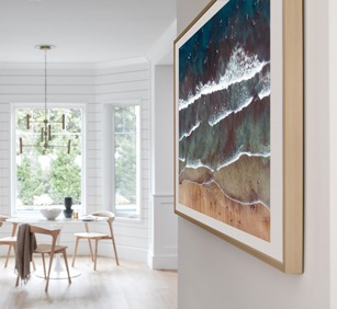 Suchst du einen Fernseher mit QLED-Bildqualität, das ausgeschaltet sich in eine exklusive Kunstgalerie verwandelt?