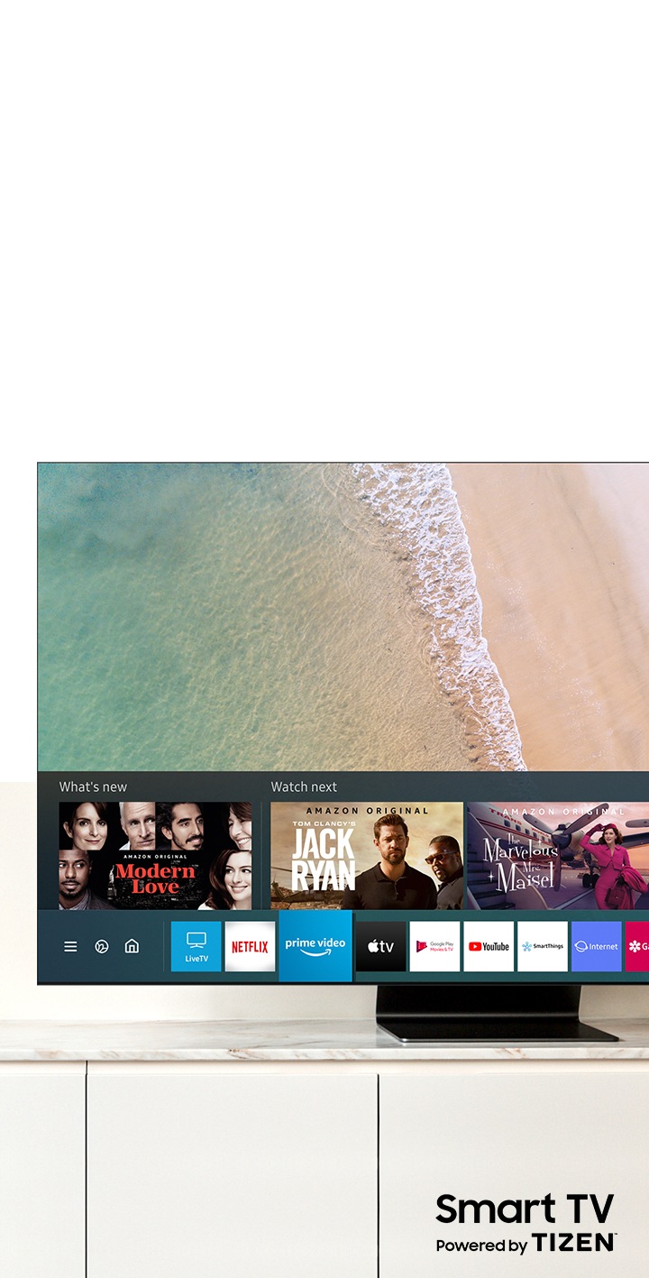 Auf dem Bildschirm eines Samsung QLED TV sieht man das Smart Hub, die Samsung Smart TV Plattform. Darunter erscheint das Logo Smart TV powered by TIZEN