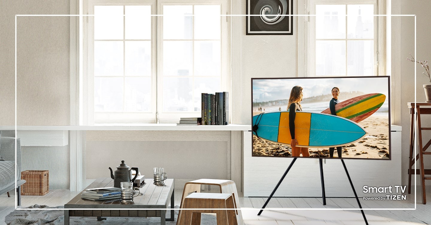 Dank QLED-Technologie kann The Frame kraftvolle, strahlende Bilder in brillanter Qualität darstellen. Ein Text in der Ecke des Bildes zeigt, dass Smart TV auf TIZEN basiert.