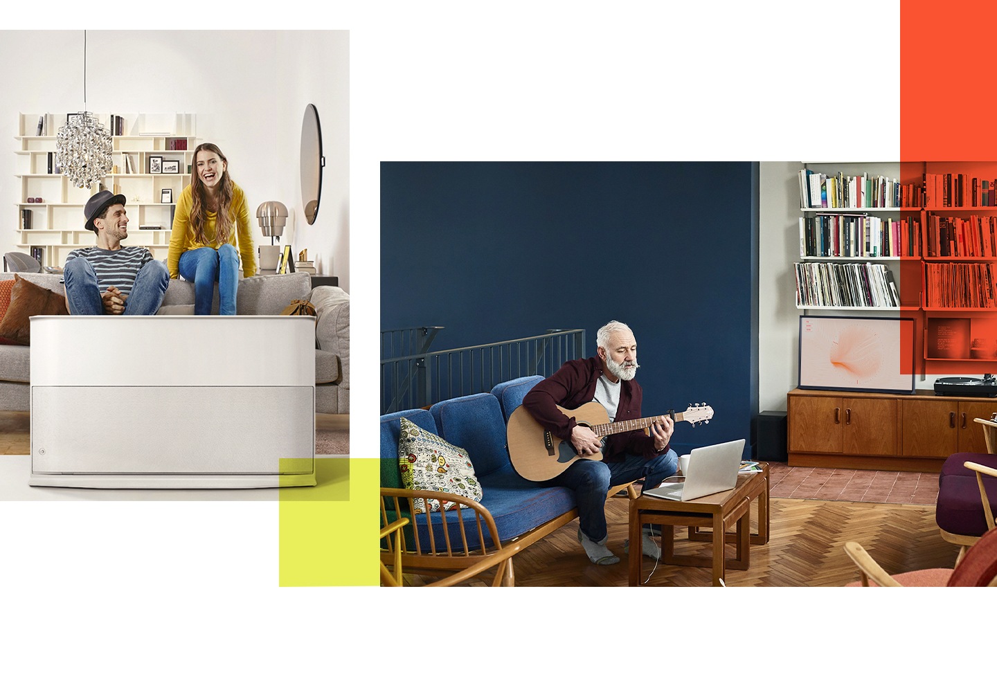 Perfekte Harmonie foto 7 Ein weisser Serif TV wird von hinten gezeigt, als ein Pärchen TV auf dem Sofa schaut. Neben dem Bild ist ein Serif TV in marineblau auf einem TV-Möbel im Ambient Mode mit Textil-Hintergrund in lachsrosa auf dem Display zu sehen. Ein Mann sitzt daneben auf einem Sofa und spielt Gitarre.