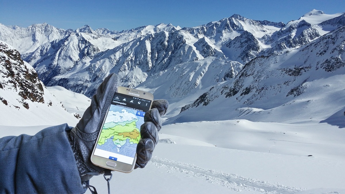 Paysage d'hiver avec des montagnes et au premier plan d'une main tenant l'un Samsung Galaxy S6 Paysage d'hiver avec des montagnes et au premier plan d'une main tenant l'un Samsung Galaxy S6