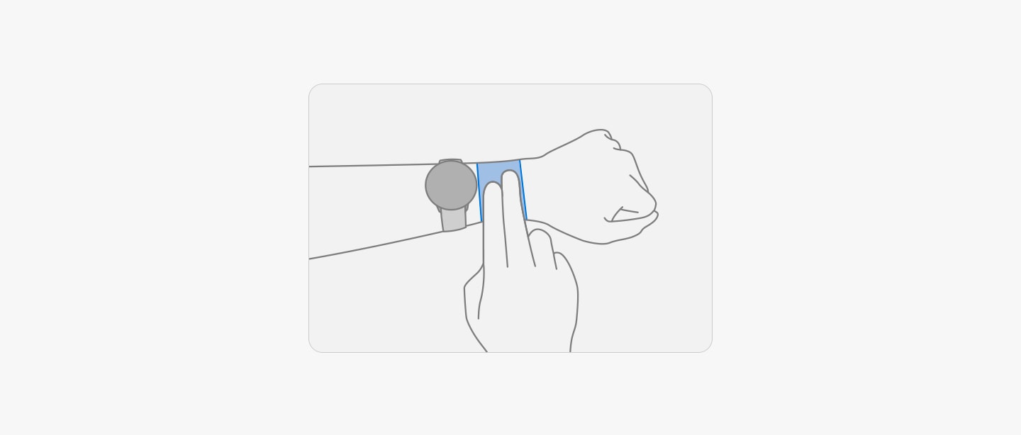 Se muestra una ilustración de un brazo que lleva un reloj inteligente por encima del hueso de la muñeca. Se muestran los dedos índice y corazón colocados entre el reloj y la mano para indicar la distancia entre la parte inferior de la muñeca y la colocación del reloj. La distancia se indica en color gris.