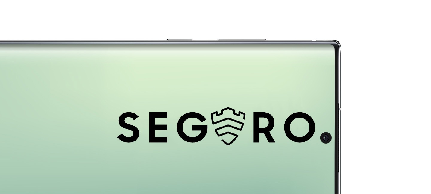 Primer plano de un Galaxy Note10+ en modo horizontal con el texto “SEGURO” en la pantalla; el logotipo de Samsung Knox reemplaza la letra U.