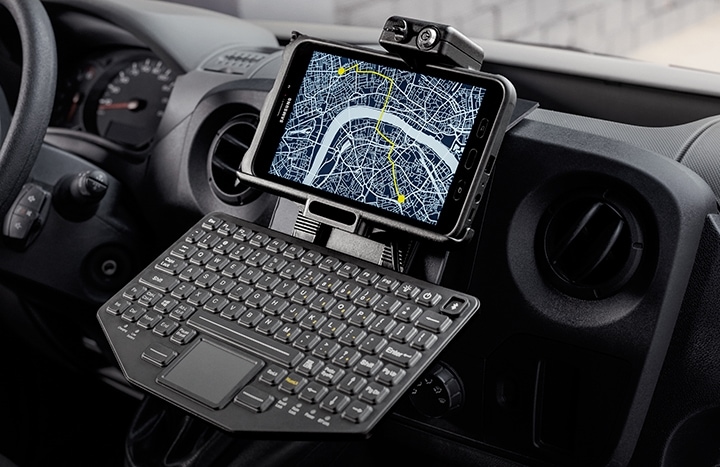 Una tableta Samsung montada en el tablero de un camión con una función de sistema de navegación satelital