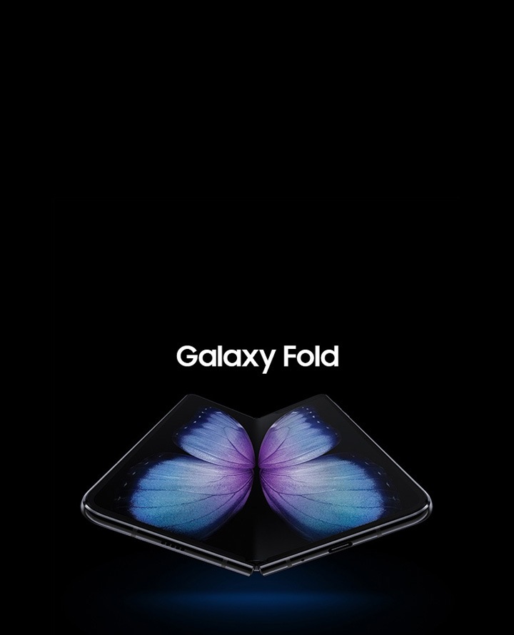 Galaxy Fold en negro cosmos visto desde un ángulo leve de la parte inferior, desplegado, con un gráfico de mariposa multicolor en la pantalla.