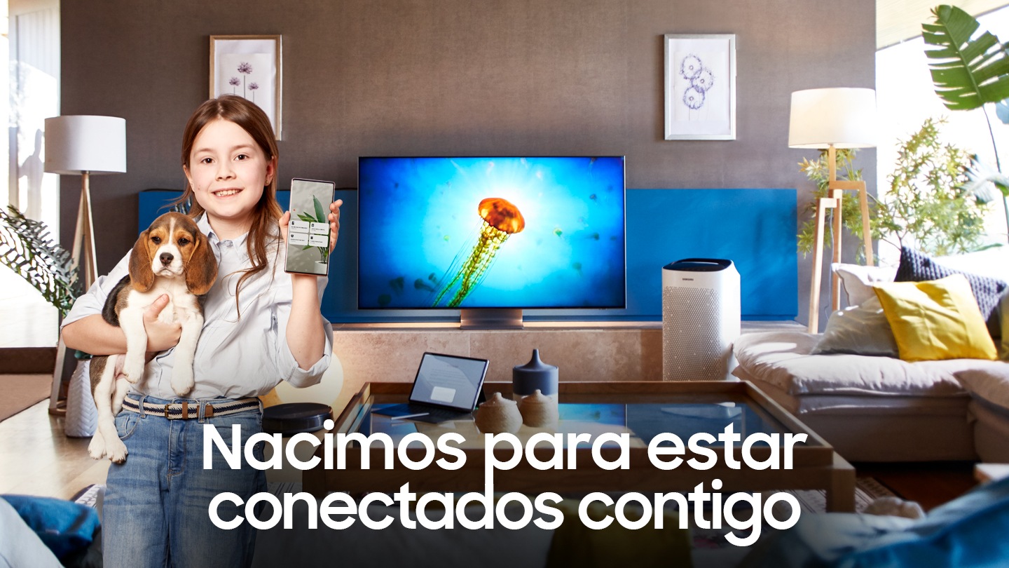 Niña conectada a Multidevice Experience en el living de su hogar