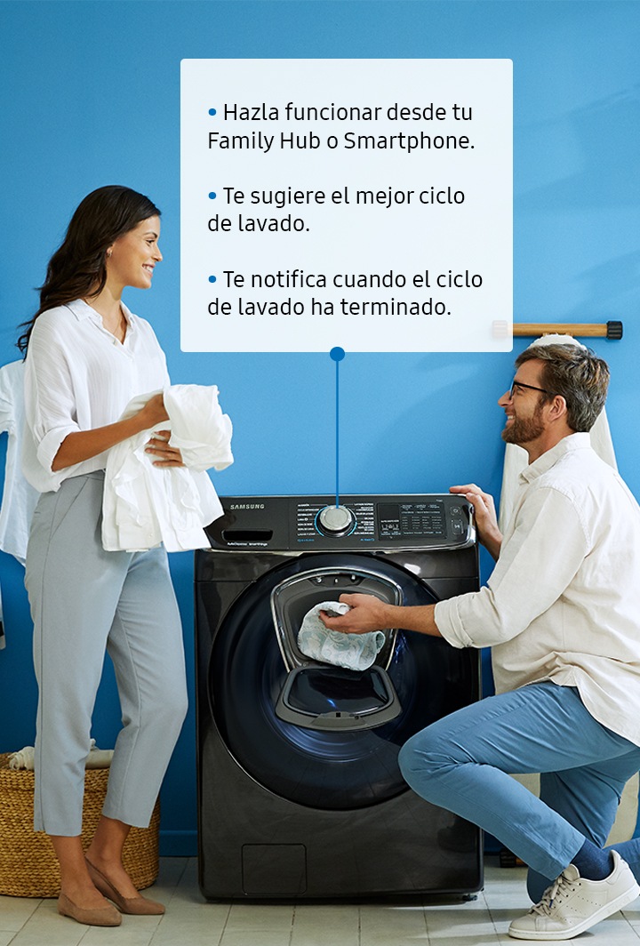 Lavadora Smartthings Se ve una pareja cargando ropa en la lavadora Smartthings a través de su puerta add wash