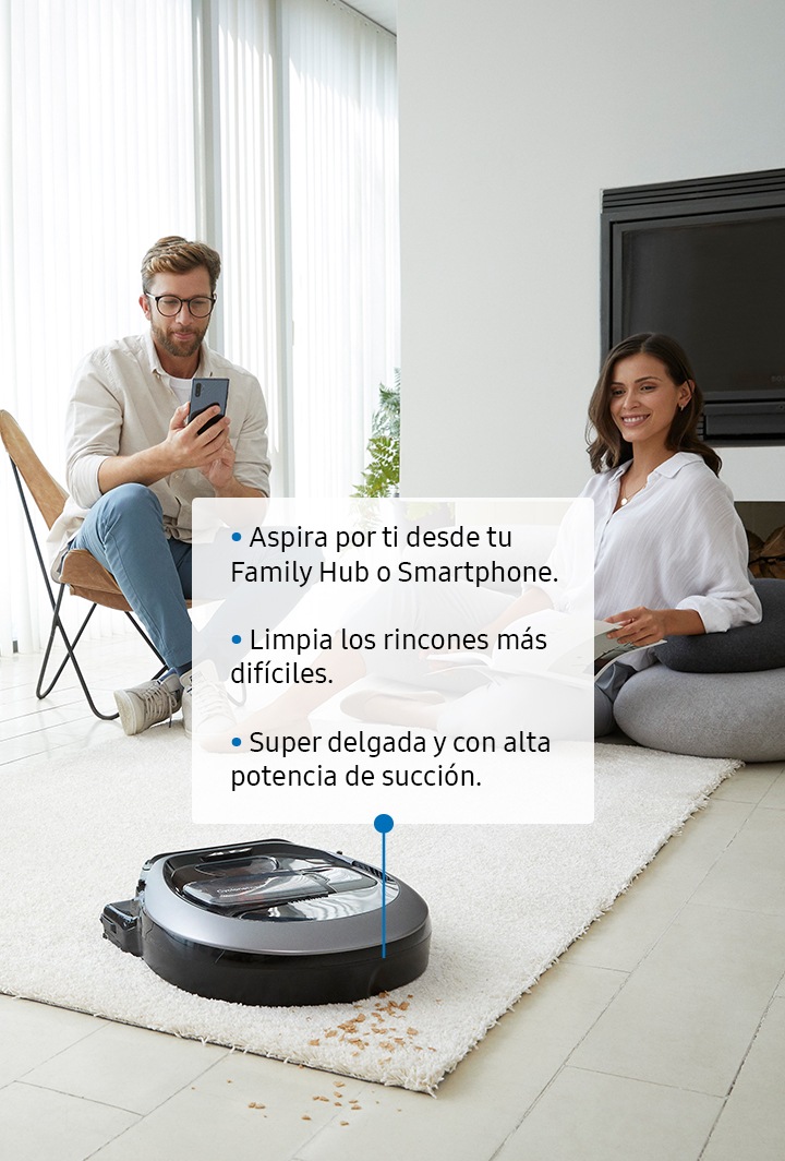 Aspiradora POWERbot Una pareja en un living cntrolan la aspiradora PowerBOT con un smartphones