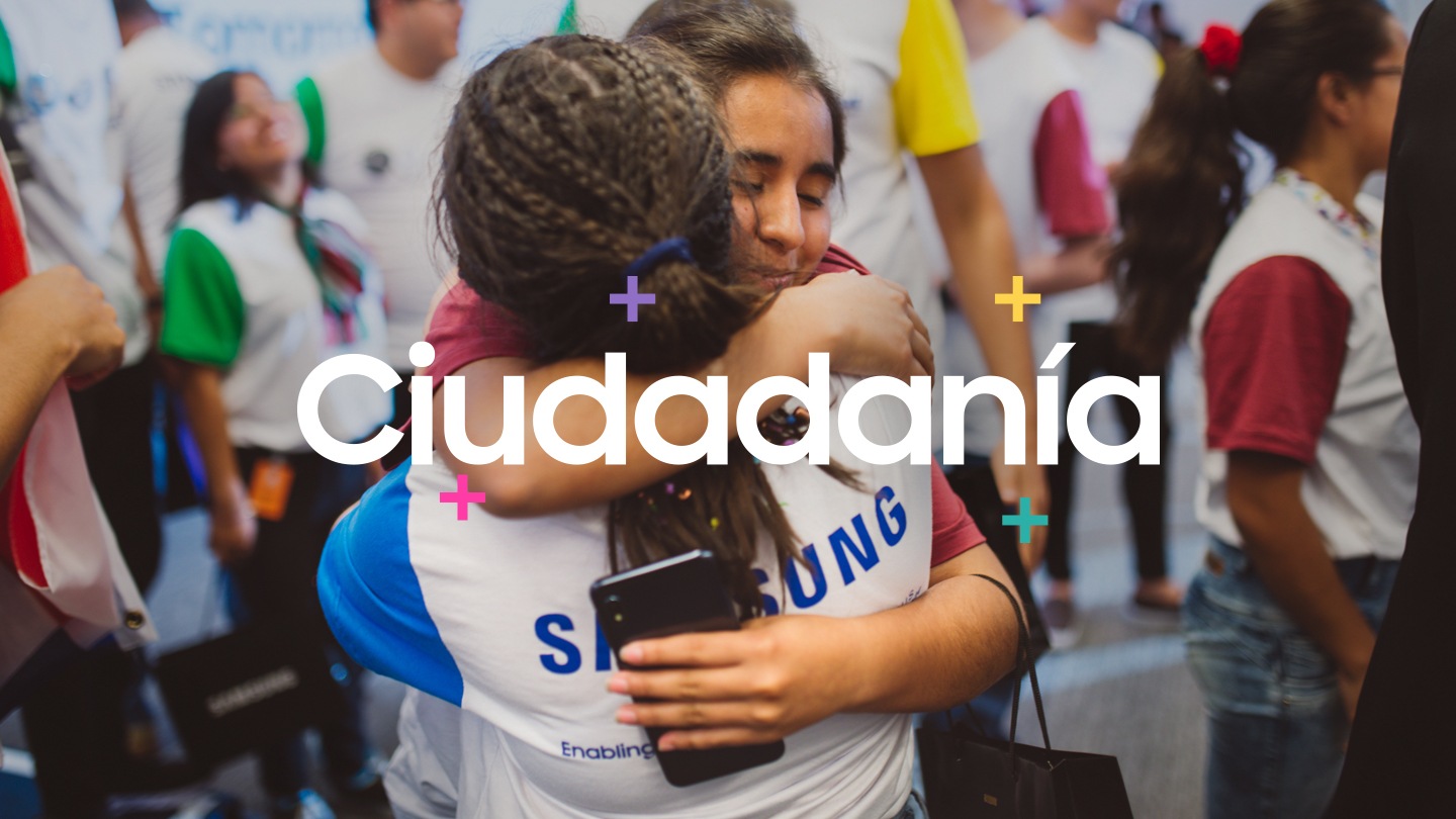 Dos jóvenes se abrazan en un evento Samsung.