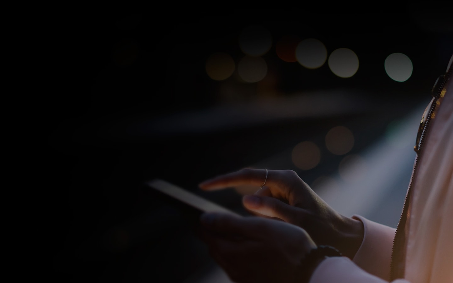 ¿Cómo puedes inscribir tu equipo? Se muestran las manos de una persona tomando un equipo Samsung haciendo el registro en la normativa SAE