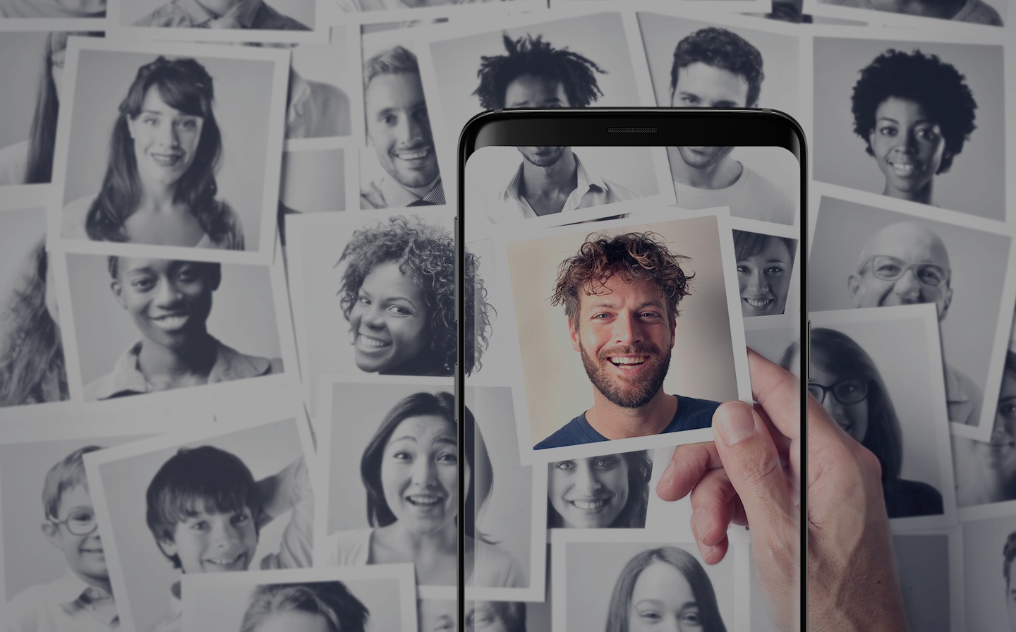 NUEVA NORMATIVA MULTIBANDA/SAE Se muestran varias fotografias de personas en blanco y negro de fondo que se registraron en la normativa sae y en el centro un Galaxy S9 que muestra la foto a color de un hombre