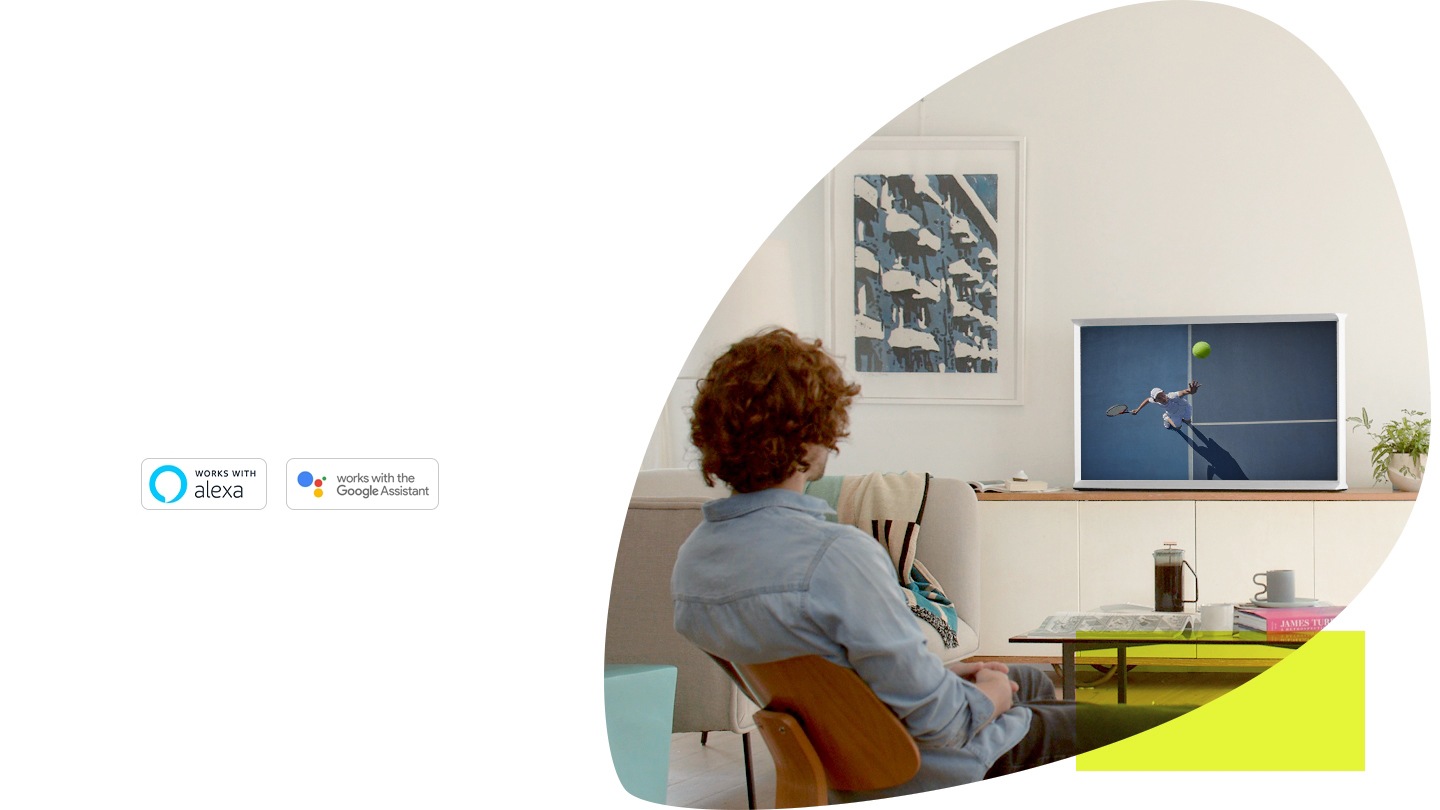 Un hombre que usa el Asistente de Alexa y Google de Amazon para controlar lo que ve en su The Serif Blanco. The Serif muestra a un tenista a punto de golpear la pelota en la pantalla.