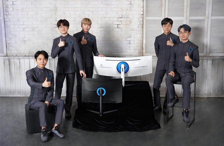 三星将和T1闻名全球的英雄联盟战队联合推出一系列推广活动:首先,Faker将在618前与中国粉丝在斗鱼直播间见面,与粉丝线上互动,并用三星玄龙骑士显示器G9新机进行游戏体验。此外,粉丝见面会正在规划中,粉丝得以与战队互动,并切身体验玄龙骑士电竞显示器。接下来,精彩视频和“The Locker Room”战队系列短片也将在T1的YouTube/微博等平台发布,宣传战队的最新战绩,同时介绍三星行业先进的显示技术。 三星将和T1闻名全球的英雄联盟战队联合推出一系列推广活动:首先,Faker将在618前与中国粉丝在斗鱼直播间见面,与粉丝线上互动,并用三星玄龙骑士显示器G9新机进行游戏体验。此外,粉丝见面会正在规划中,粉丝得以与战队互动,并切身体验玄龙骑士电竞显示器。接下来,精彩视频和“The Locker Room”战队系列短片也将在T1的YouTube/微博等平台发布,宣传战队的最新战绩,同时介绍三星行业先进的显示技术。
