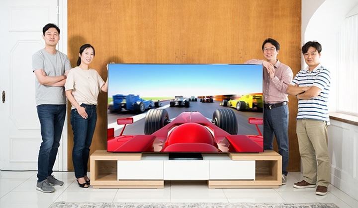 三星电子映像显示事业部成员(左起):电视产品策划部门Hyun Mook Choi和Jessica BeomEun Kim,软件研发部门Sungchang Jang,面板研发部门Youngho Jung 三星电子映像显示事业部成员(左起):电视产品策划部门Hyun Mook Choi和Jessica BeomEun Kim,软件研发部门Sungchang Jang,面板研发部门Youngho Jung