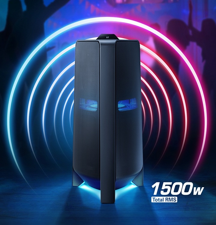 Una torre de sonido con luces led sobre una mesa con una fiesta en el fondo. Las ondas de sonido color azul neón y rosa salen del parlante para mostrar el ambiente divertido.