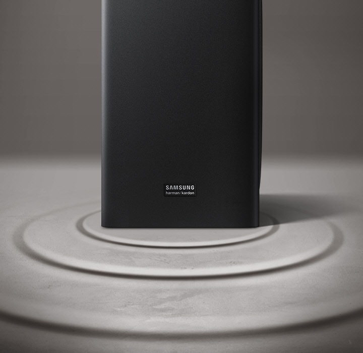 Se muestra una imagen de un subwoofer con ondas de sonido que fluyen desde la parte inferior del altavoz para ilustrar un efecto potente de sonidos graves.