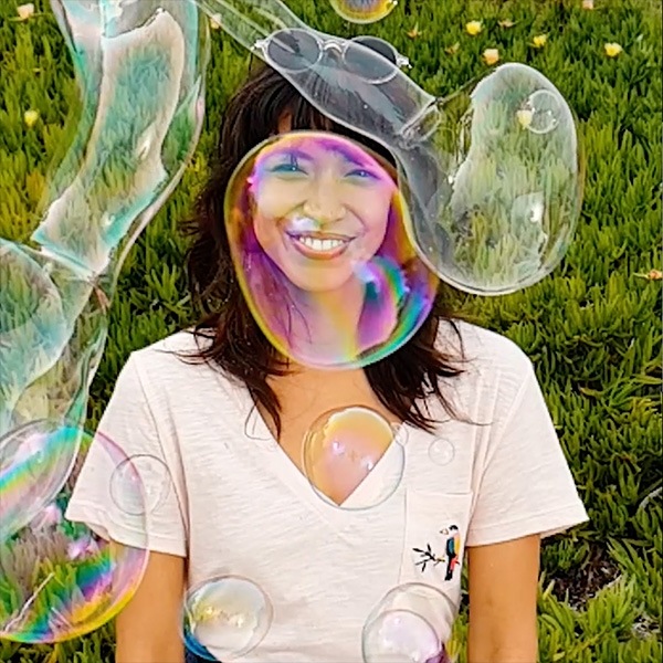 Haz clic para aprender a grabar un video repleto de burbujas con efecto arco iris con Super Slow-mo