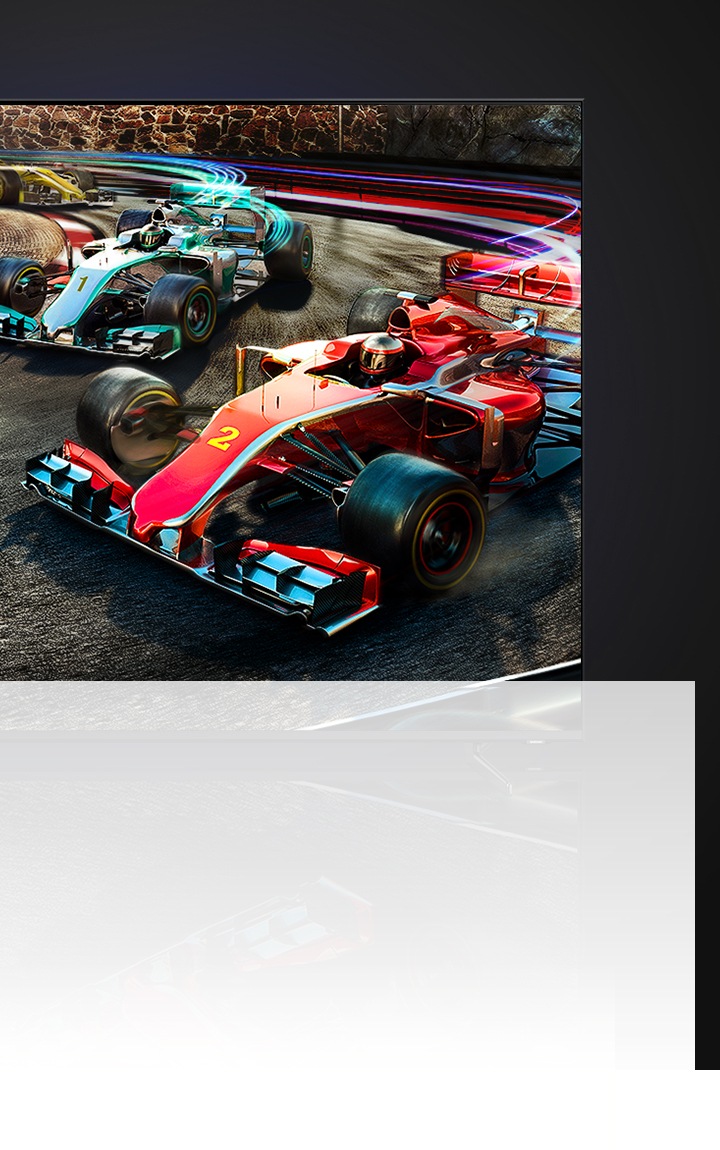 Un televisor para juegos muestra autos de Fórmula 1 azules y rojos compitiendo entre sí en un juego