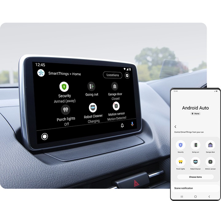 Informační a zábavní systém vlevo připojený k aplikaci SmartThings zobrazuje nabídku „Domů“. Chytrý telefon Galaxy vpravo zobrazuje stránku s nastaveními Android Auto s různými možnostmi příkazů, například Bezpečnost, Odcházím, Garážová vrata apod.