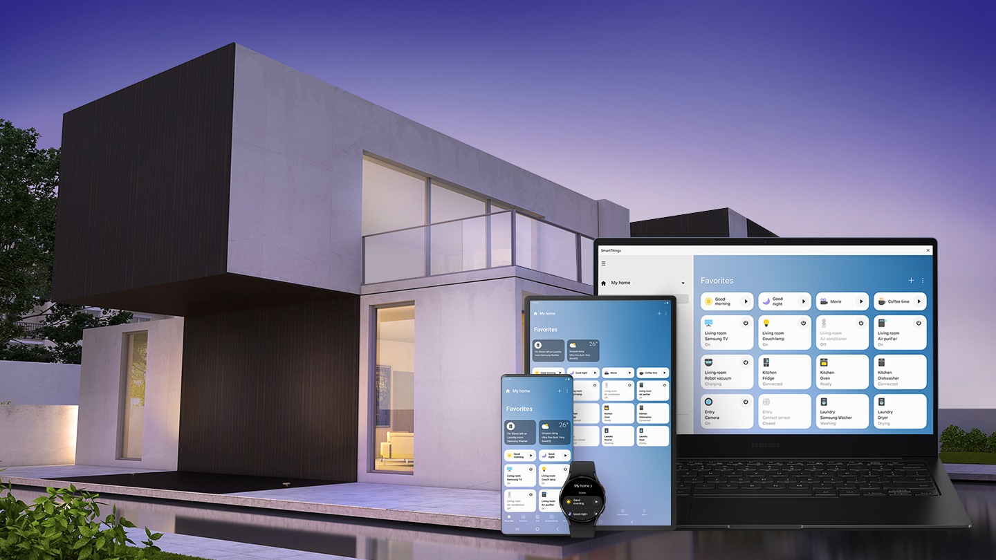 Velký moderní dům v pozadí a chytrý telefon Galaxy, tablet, chytré hodinky a Galaxy Book v popředí. Na všech 4 obrazovkách je zobrazeno grafické uživatelské rozhraní SmartThings s možností ovládání různých domácích zařízení.