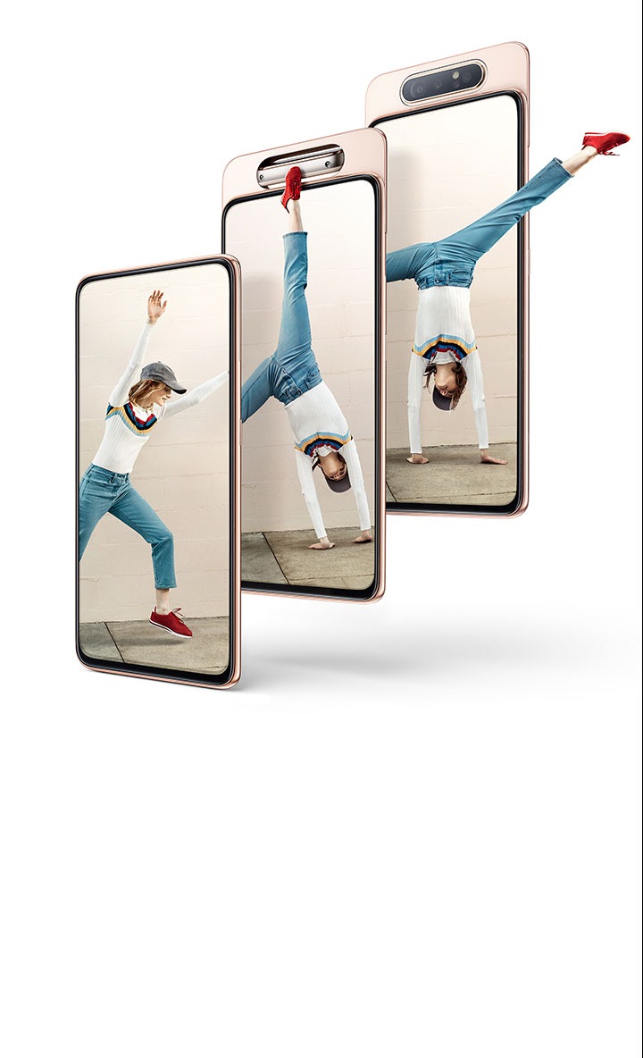 Rotující fotoaparát telefonu Galaxy A80 zachycuje ženu, která dělá hvězdu, zatímco je fotoaparát otočený zadní stranou. Žena tancuje, zatímco se fotoaparát otočí na přední stranu.