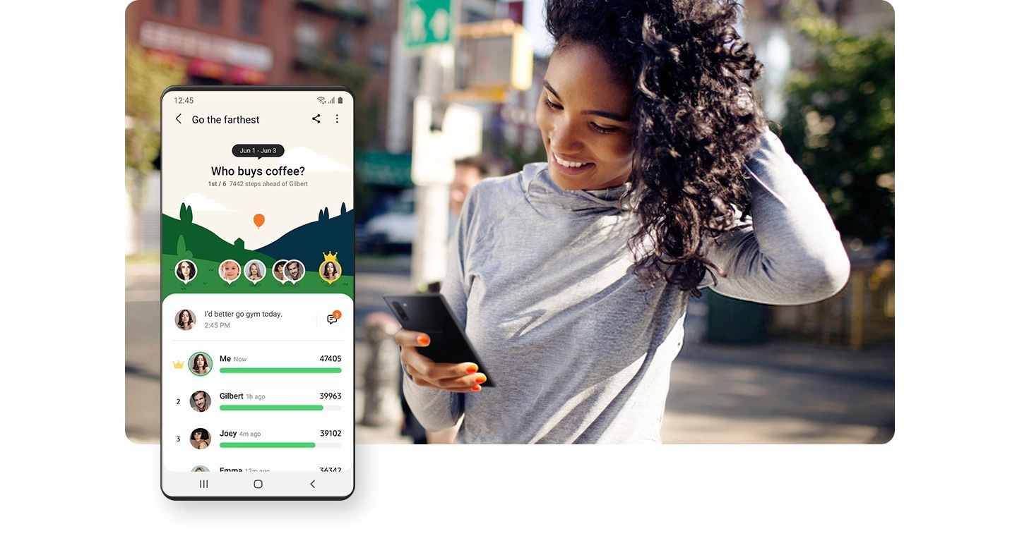 Eine Frau blickt auf ihr Smartphone, während sie draußen Sport treibt. Im Vordergrund zeigt eine grafische Benutzeroberfläche einen Bildschirm von Samsung Health Together an, auf dem der Name und das Level der Benutzerin und eine Liste von Freunden für gemeinsame Quests zu sehen sind.