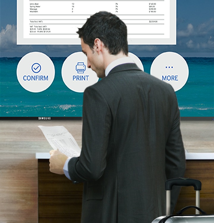Ein Geschäftsmann mit einem Koffer, der auf einem Samsung Smart Signage-TV in ein Hotel eincheckt