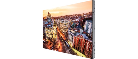 Ein Foto des Bildschirms des IW008R-Modells aus einem leichten Winkel. Es wird eine belebte Großstadt bei Sonnenuntergang als Hintergrund verwendet.