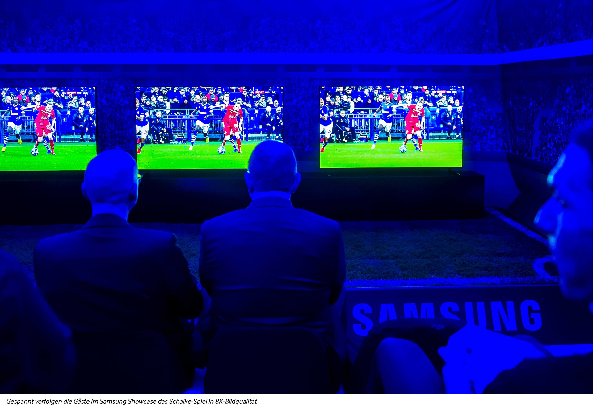 Gespannt verfolgen die Gäste im Samsung Showcase das Schalke-Spiel in 8K-Bildqualität Gespannt verfolgen die Gäste im Samsung Showcase das Schalke-Spiel in 8K-Bildqualität