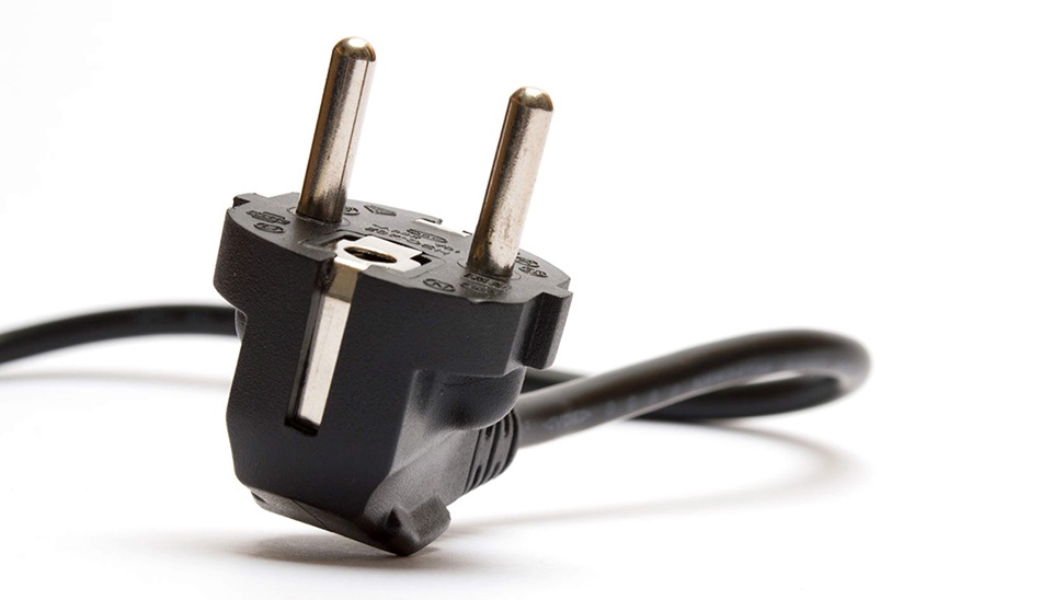Mit diesem Stecker bekommt der Fernseher überhaupt Strom.