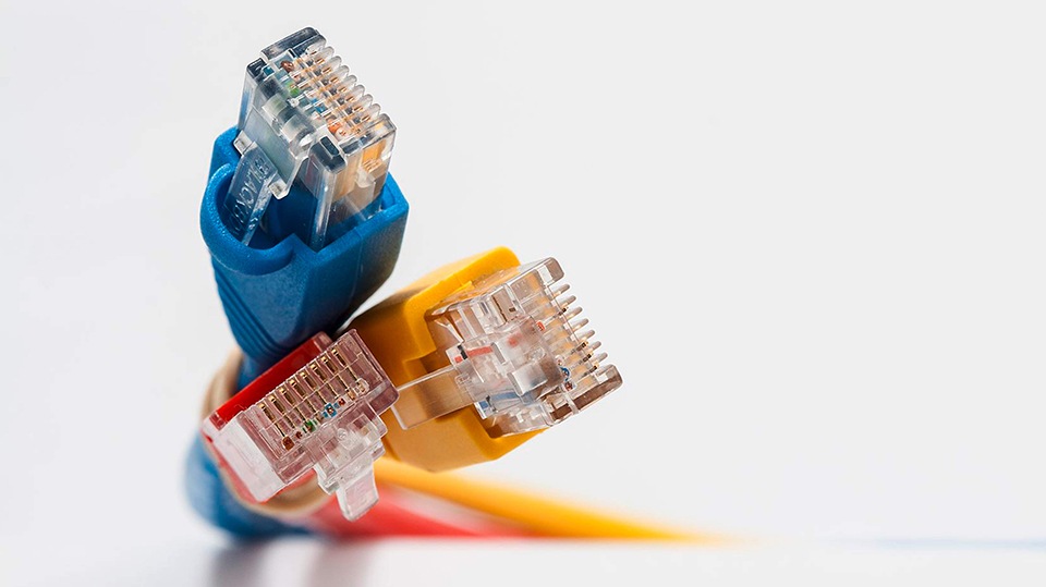 Mit dem Cat-Kabel/Netzwerkkabel kommt der Fernseher schnell ins Internet.