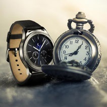 Eine antike Taschenuhr liegt neben einer Gear S3 classic