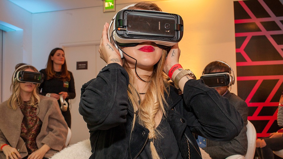 Blogger verfolgen die Performance mit Samsung Gear VR-Brillen Blogger verfolgen die Performance mit Samsung Gear VR-Brillen